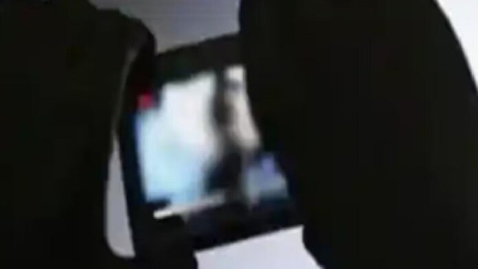 पति ने पत्नी का नहाते हुए बनाया अश्लील वीडियो, फिर वायरल किया क्यों? image