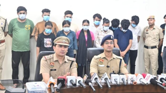 दिल्ली में फर्जी कॉल सेंटर पकड़ा: 11 गिरफ्तार, 200 सिम कार्ड बरामद image