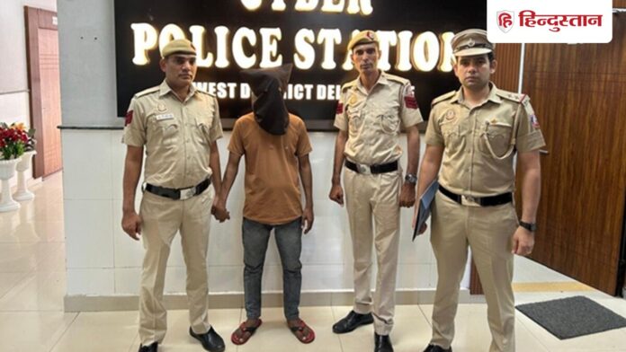 सोशल मीडिया पर 'महिला' बनकर महिलाओं से दोस्ती कर ब्लैकमेलिंग का राज़ image